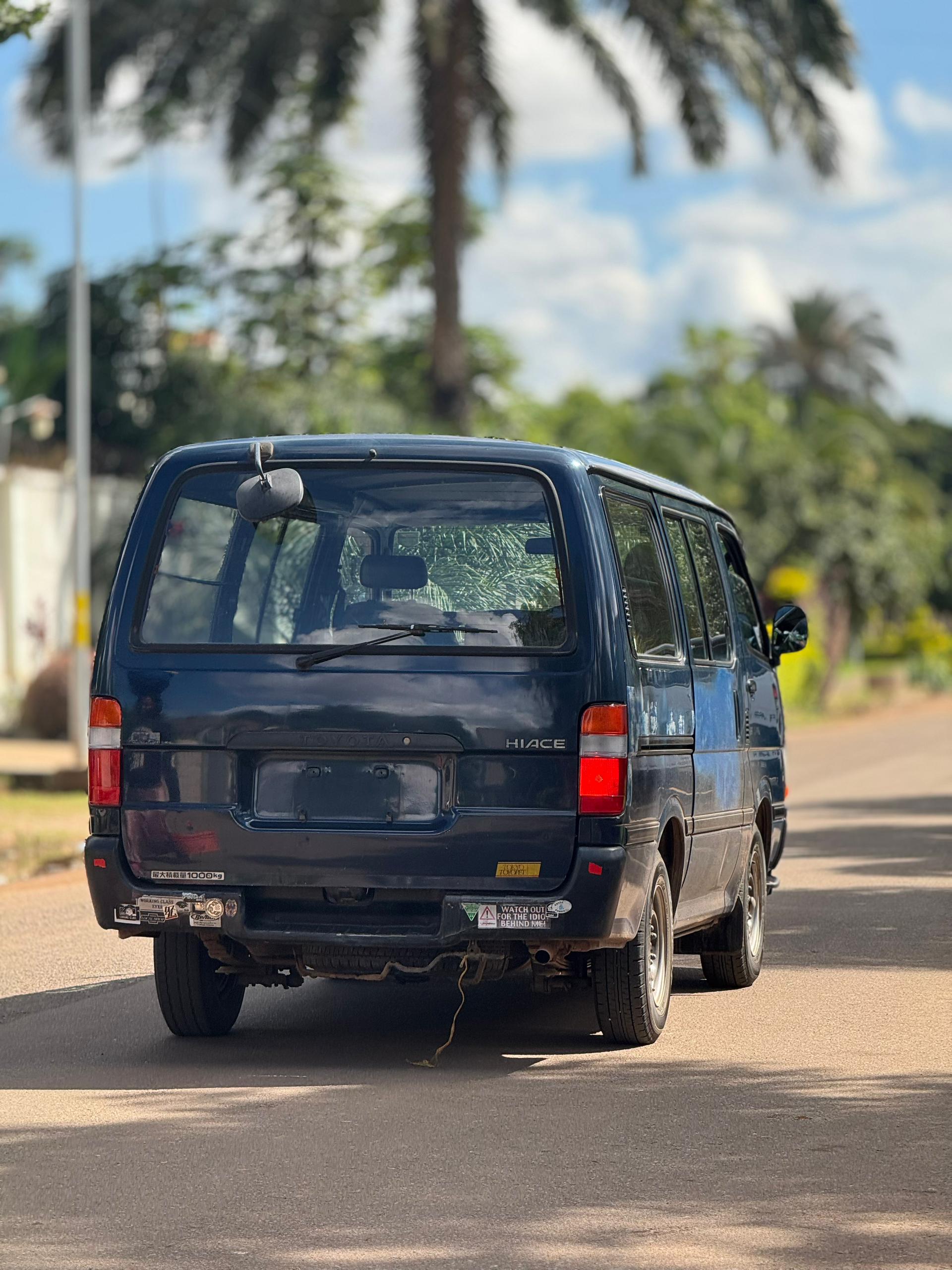 Toyota HiAce Van - Minibus 12 places - Image 3