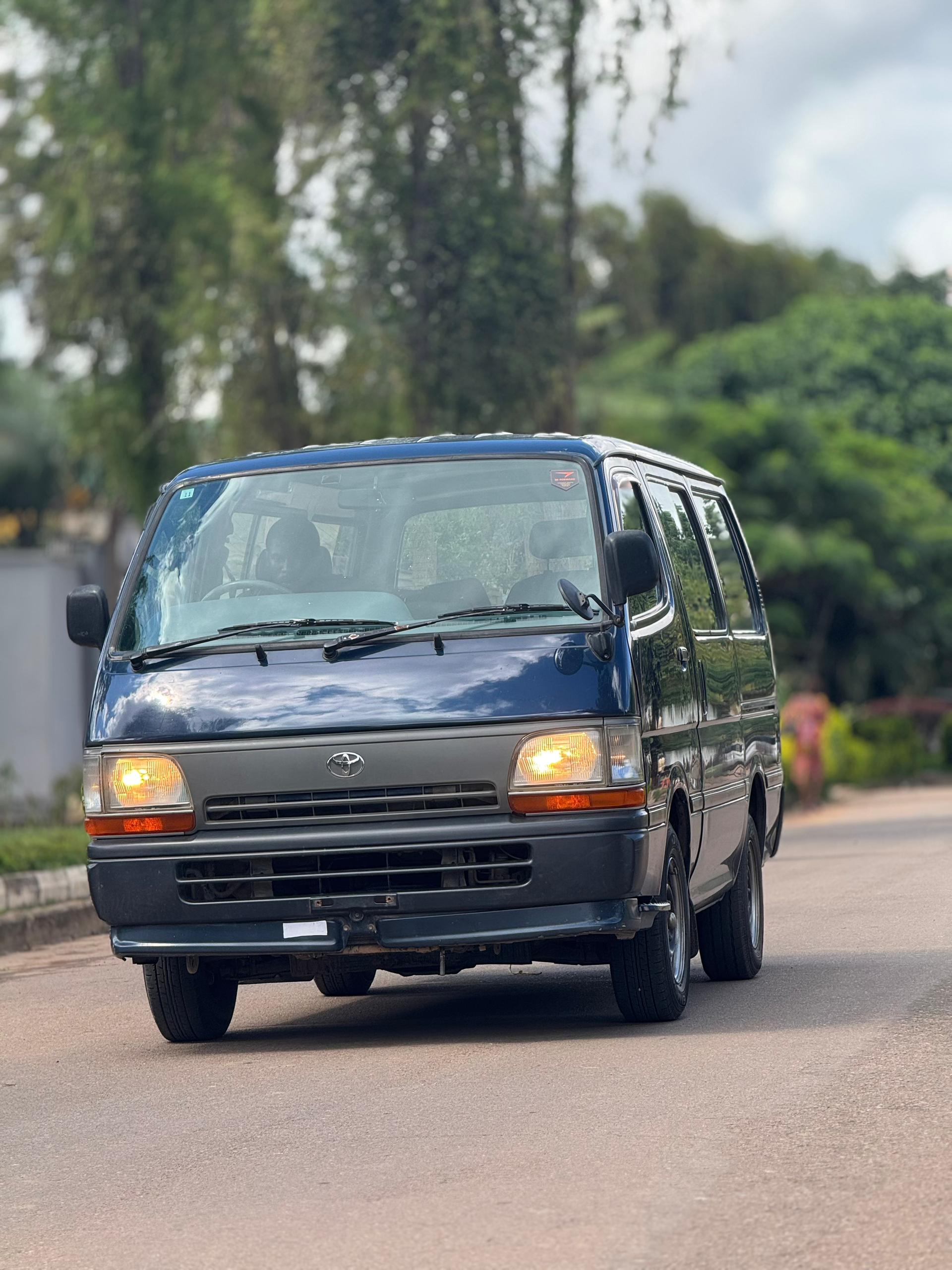 Toyota HiAce Van - Minibus 12 places - Image 4