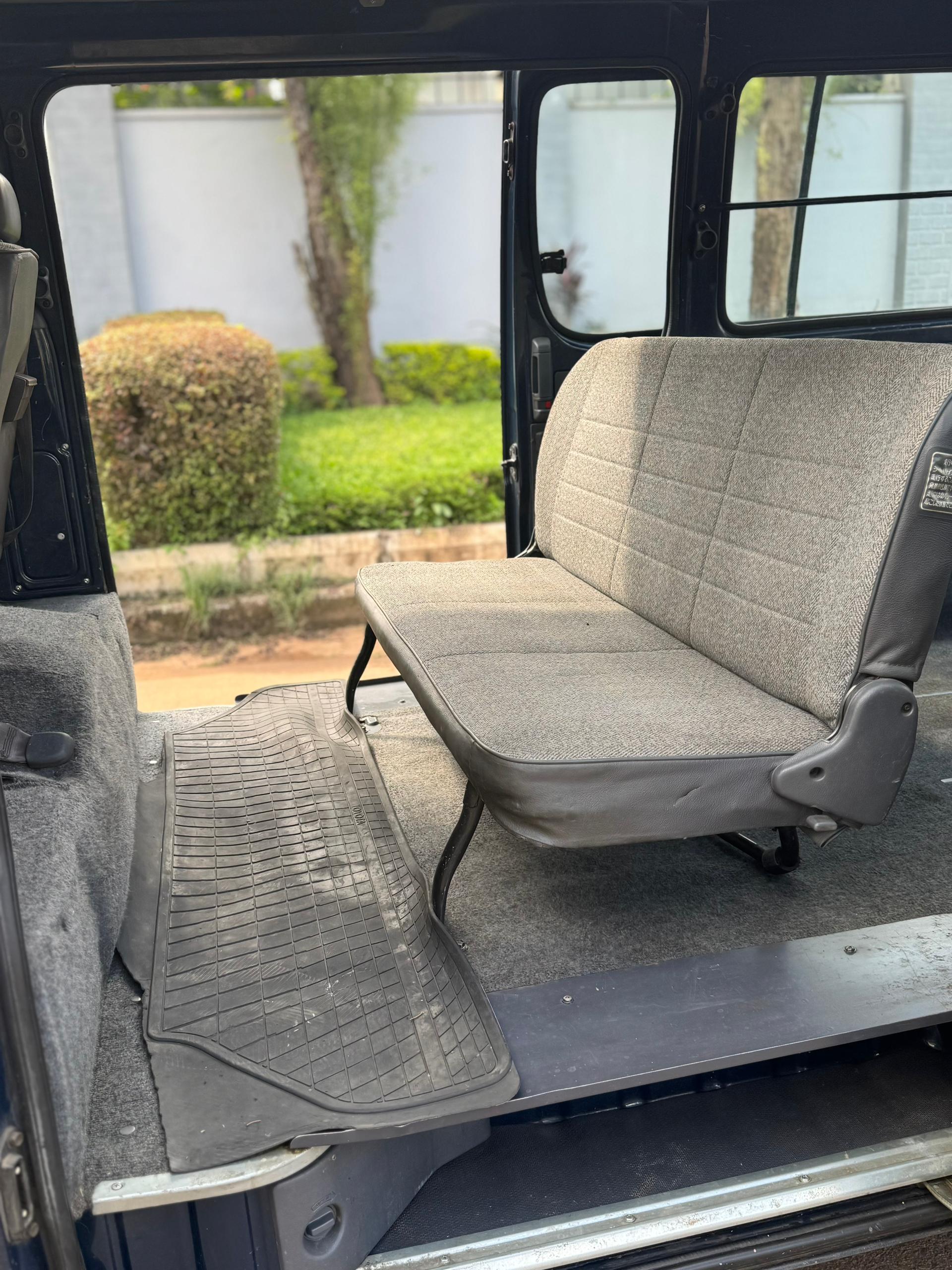 Toyota HiAce Van - Minibus 12 places - Image 6
